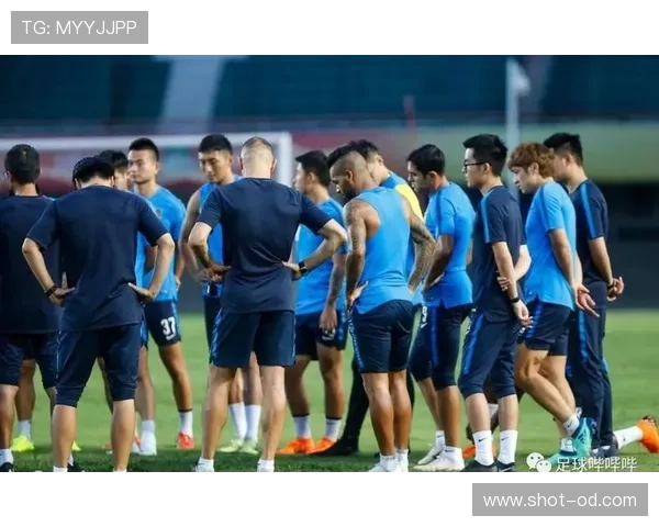 暴力行为在足球规则中的界定与裁判判罚标准解析