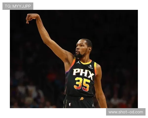 杜兰特凭借极致的中距离跳投制造错位，高效单打能力彻底拉开战术空间