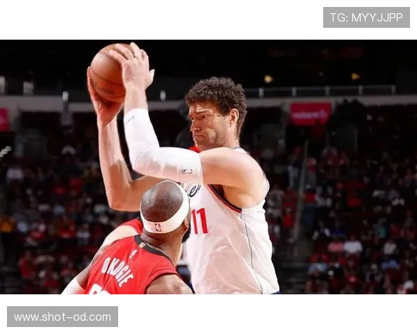 布鲁克·洛佩斯利用高效挡拆创造空位三分机会提升球队外线威胁